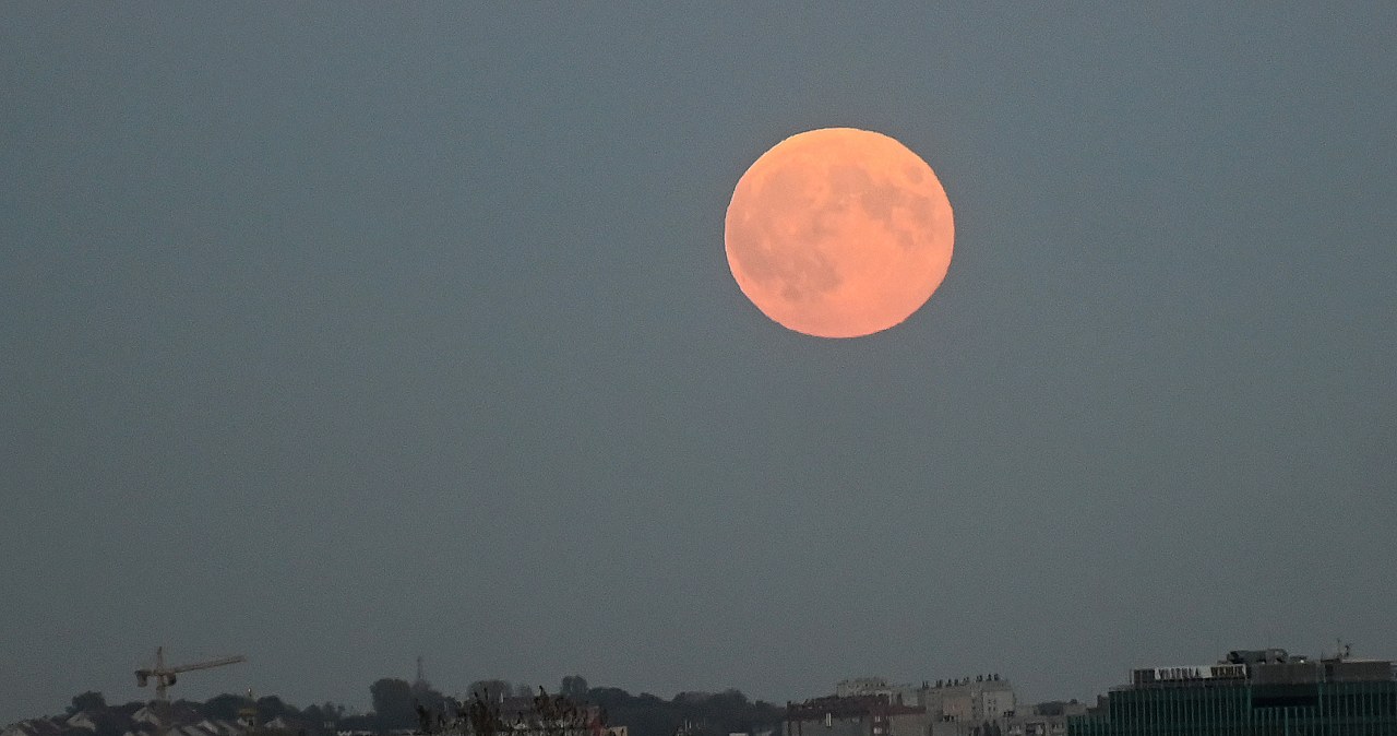 50 mln razy cięższa od Słońca. Ta czarna dziura łamie zasady nauki
