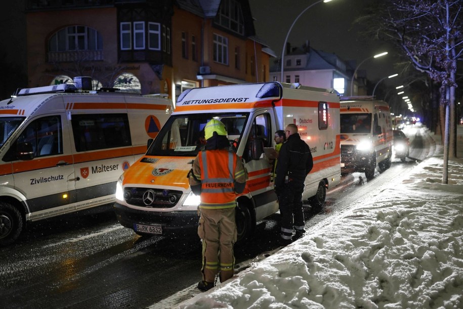 Pojazdy służb w dzielnicy Zehlendorf /Odd ANDERSEN/AFP /East News