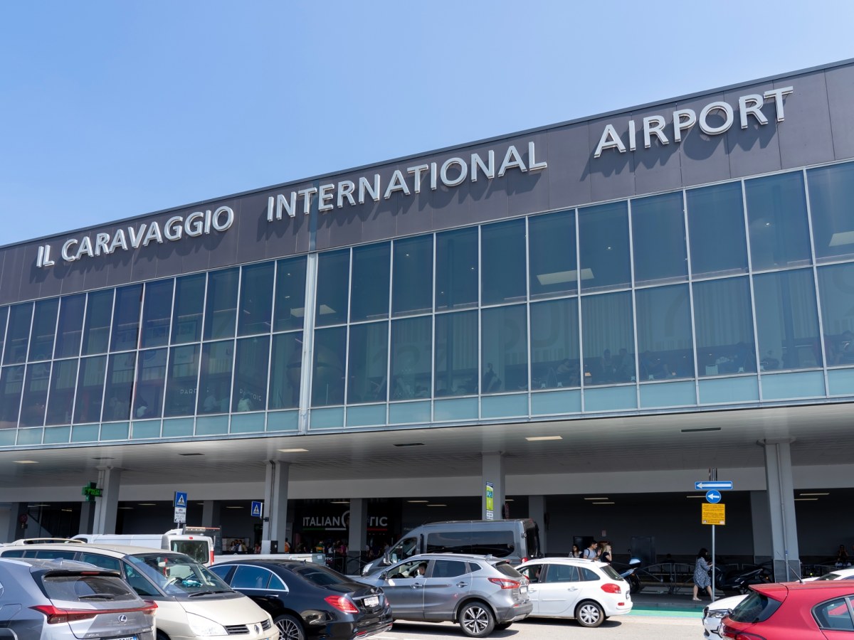 Gigantyczne utrudnienia na lotnisku w Bergamo. Tysiące koczujących osób