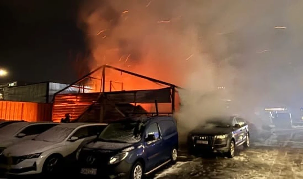 W hali o powierzchni 200 m kw. przy ul. Marynarki Polskiej w Gdańsku wybuchł pożar. Walczy z nim 7 zastępów straży pożarnej - informuje reporter RMF FM Stanisław Pawłowski.