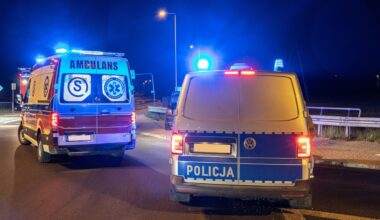 Groźny wypadek. Bus wjechał do rowu, kierowca poważnie ucierpiał - RMF24