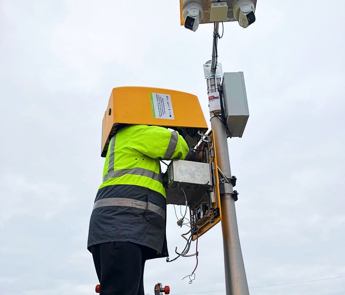 Fotoradar - rekordzista w Warszawie znowu zniszczony. Służby nie odpuszczają