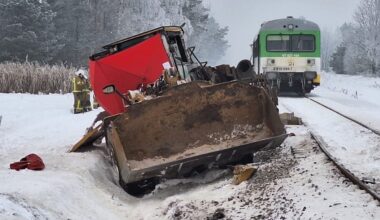 Krępica: Szynobus wjechał w koparkę na przejeździe