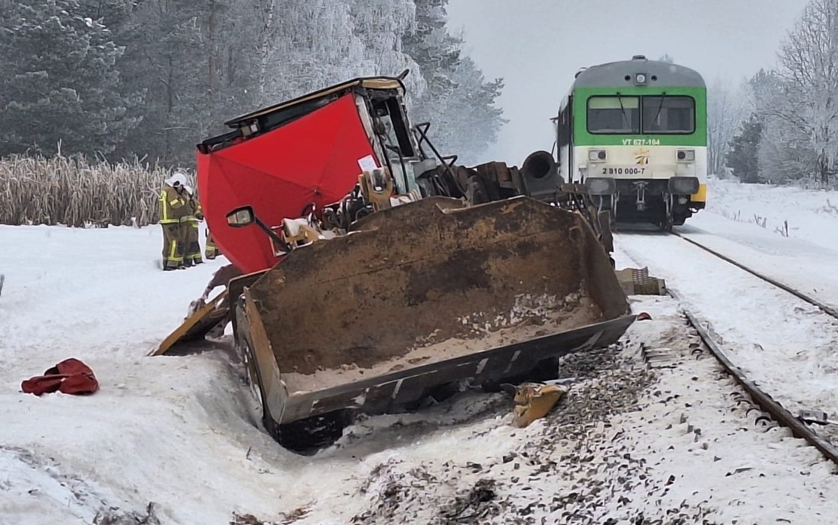 Krępica: Szynobus wjechał w koparkę na przejeździe
