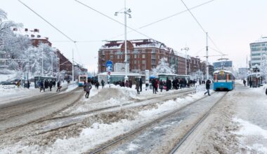 Szwecja: Goeteborg sparaliżowany przez śnieżycę. Mieszkańcy na nartach biegowych próbują dotrzeć do pracy