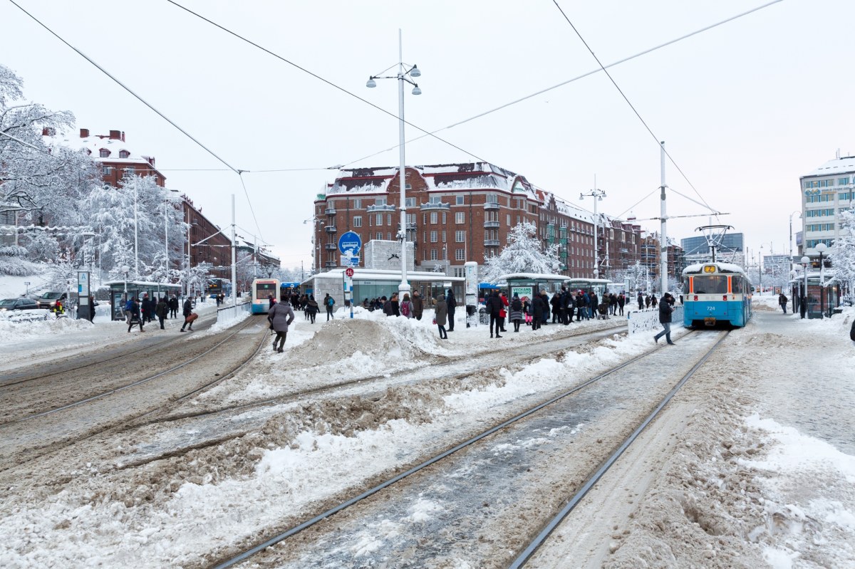Szwecja: Goeteborg sparaliżowany przez śnieżycę. Mieszkańcy na nartach biegowych próbują dotrzeć do pracy