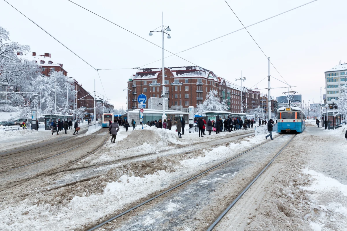 Intensywne opady śniegu, które nawiedziły Goeteborg w środę, całkowicie sparaliżowały drugie co do wielkości miasto Szwecji. Ulice miasta, zazwyczaj tętniące życiem, zamieniły się w białe pustkowia, po których poruszają się jedynie nieliczni śmiałkowie. Niektórzy mieszkańcy założyli narty biegówki, aby dotrzeć do pracy - odnotowała gazeta "Goeteborgs-Posten".