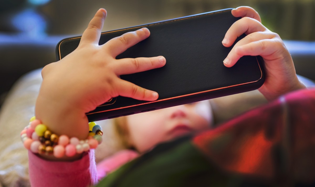 Zbyt dużo czasu przed ekranem szkodzi rozwojowi mózgu najmłodszych