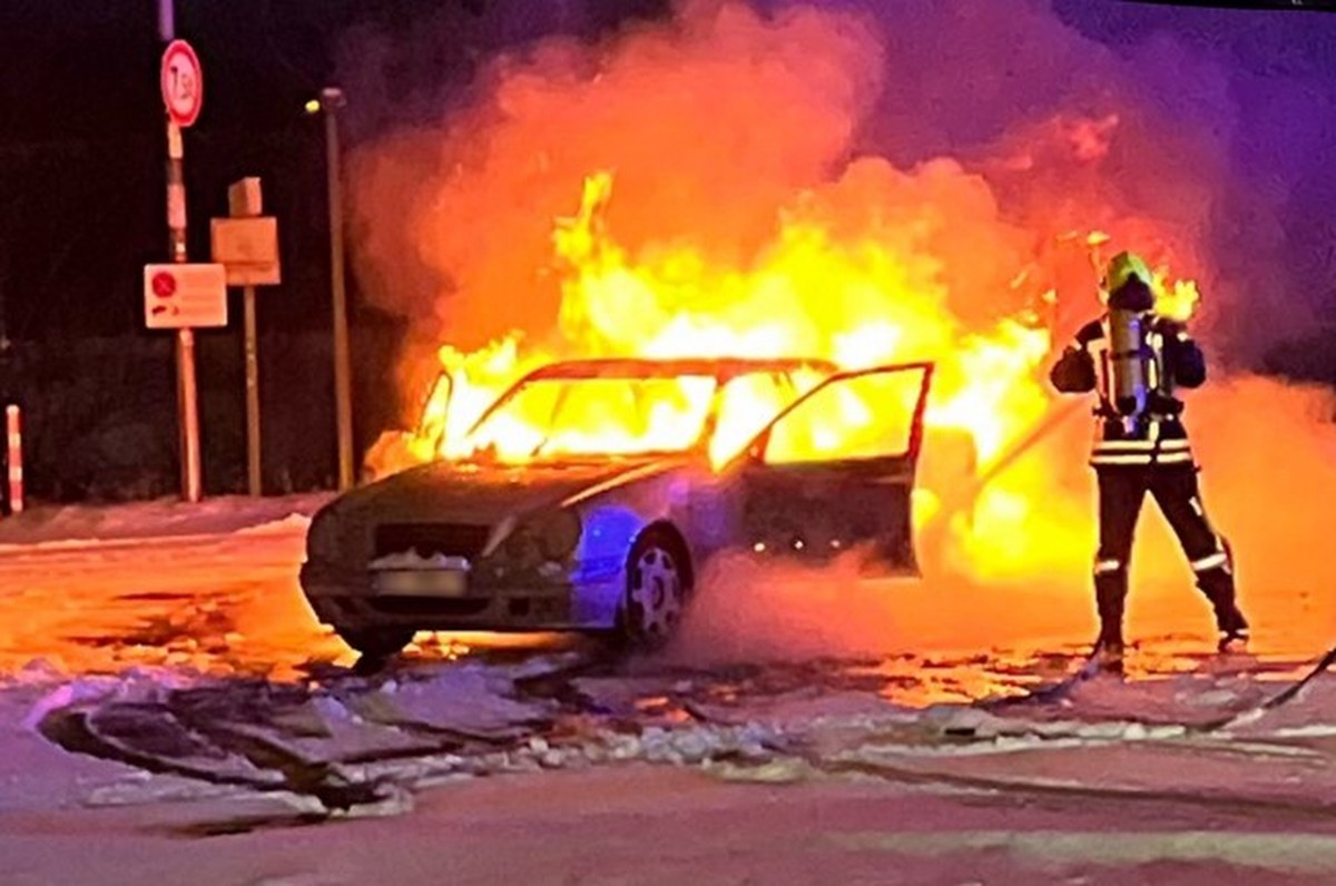 Pożar polskiego samochodu na stacji benzynowej w Niemczech: on tankował do kanistra, ona zapaliła papierosa