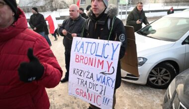 Krzyż w koszu na śmieci w szkole w Kielnie na Pomorzu. Barbara Nowacka i Waldemar Żurek komentują bulwersujący incydent