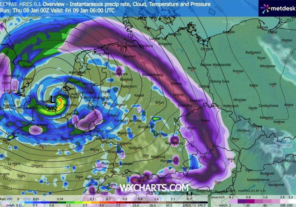 Kolorowa mapa pogodowa Europy Środkowej i Zachodniej prezentująca rozkład opadów, temperatury, ciśnienia atmosferycznego oraz chmur według modelu ECMWF. Widoczny duży niż z centrum w okolicach Wielkiej Brytanii, rozciągające się pasma opadów oraz inten...