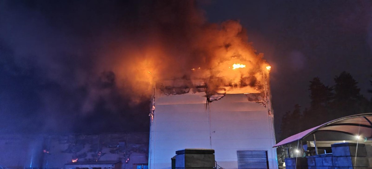 Pożar w miejscowości Aleksandria Pierwsza w Śląskiem. Hala firmy produkującej kostkę brukową stanęła w płomieniach