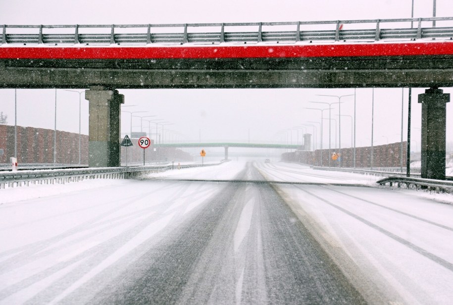 Bryła lodu spadła z ciężarówki i przebiła szybę Audi na S5 pod Gnieznem (Zimowe warunki na polskich drogach na zdjęciu ilustracyjnym) /Anita Walczewska /East News