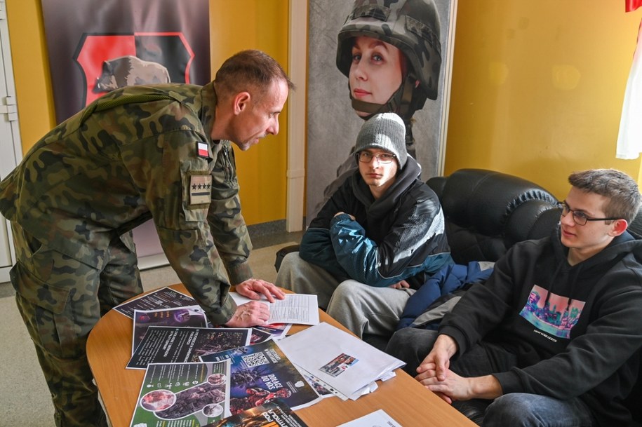 Już w lutym w województwie zachodniopomorskim rusza kwalifikacja wojskowa. Na zdjęciu archiwalnym kwalifikacja wojskowa w siedzibie Powiatowej Komisji Lekarskiej w Gryfinie w marcu 2025 roku / 	Marcin Bielecki    /PAP