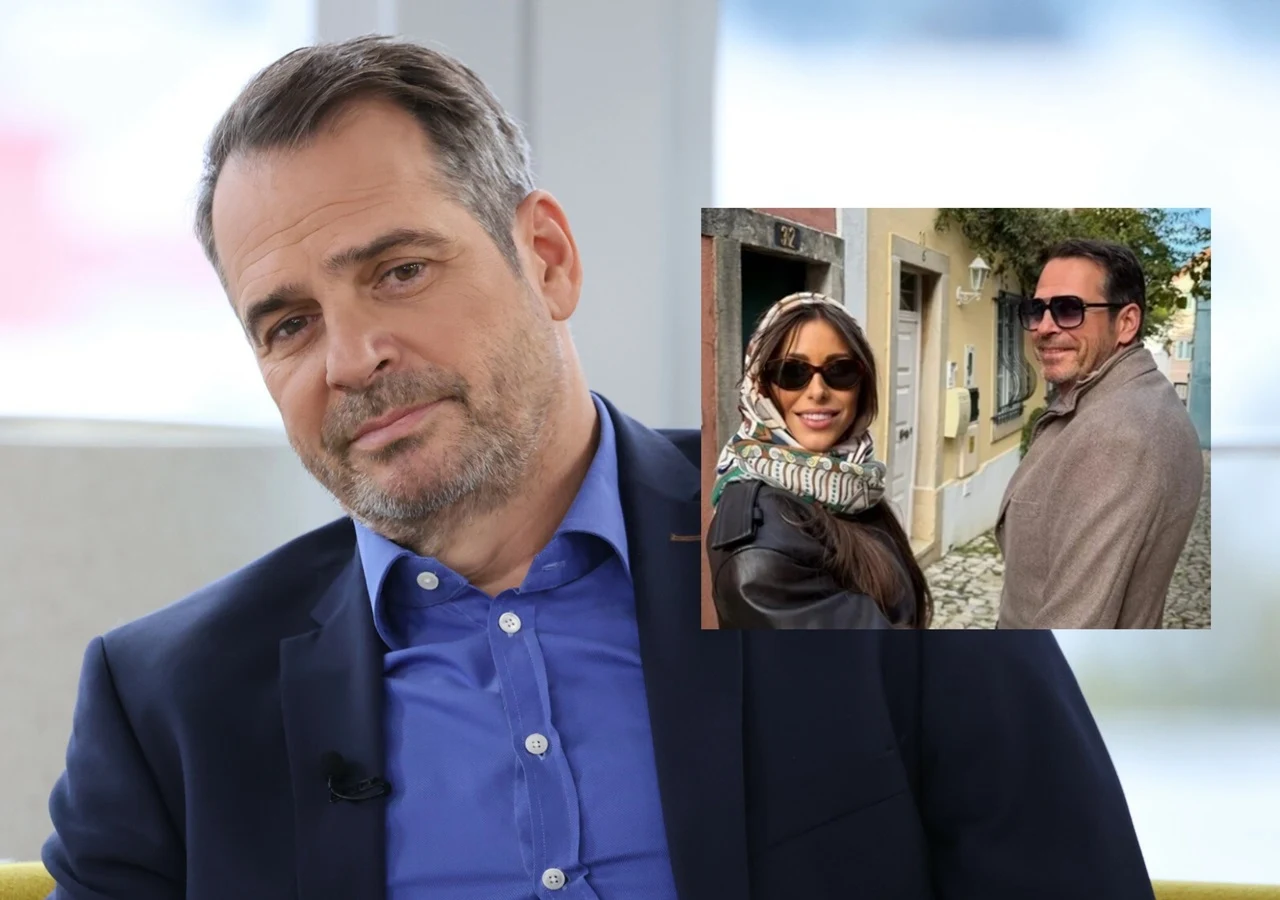 Mężczyzna w garniturze siedzi na tle jasnego wnętrza, uśmiechając się lekko. W rogu zdjęcia umieszczona jest mniejsza fotografia, na której widoczna jest para – kobieta w stylowej apaszce i okularach przeciwsłonecznych oraz mężczyzna w jasnym płaszczu,...