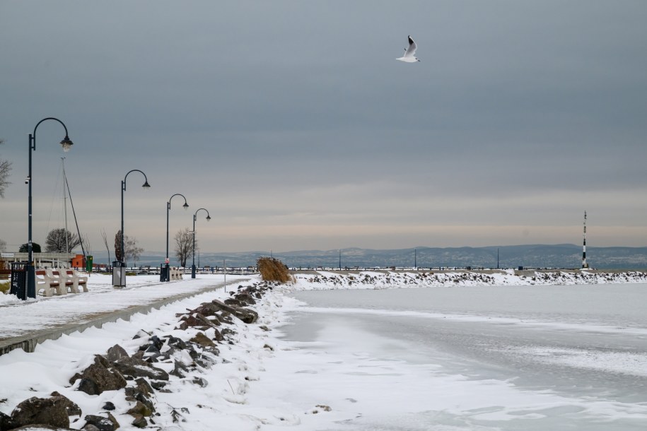Jezioro Balaton zamarzło. Po raz pierwszy od niemal dekady /PAP/EPA/Tamas Vasvari /PAP/EPA