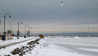 Zima nie oszczędza Węgrów. Największe jezioro w kraju zamarzło