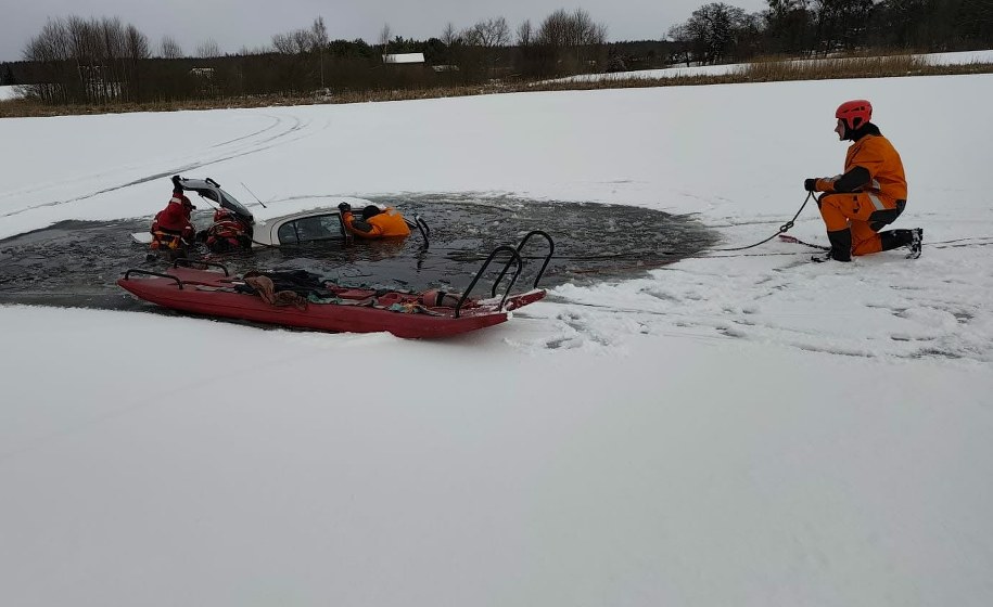 Samochód zanurzył się w wodzie /PSP Tczew /