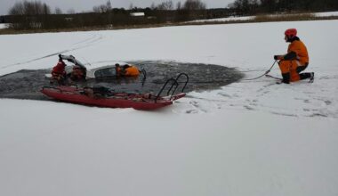 Jeździli autem po lodzie na jeziorze w Szczerbięcinie