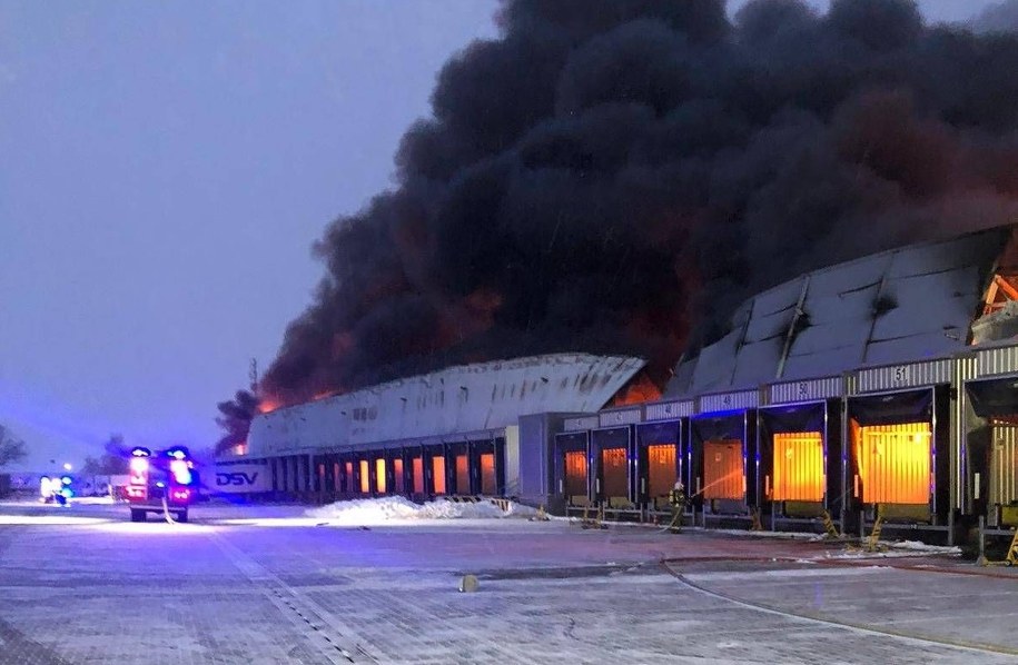 Ogień objął halę magazynową /KW PSP POZNAŃ /