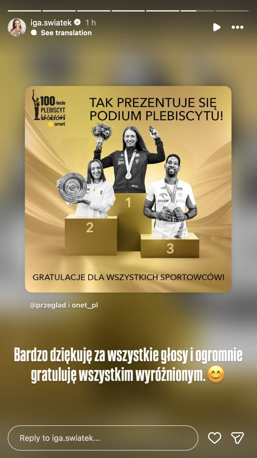 Trzy kobiety stoją na podium z nagrodami, od lewej druga i trzecia miejsce, w centrum zwyciężczyni z uniesionymi rękami, w tle złote barwy, napisy gratulacyjne oraz logo plebiscytu 100-lecia Przeglądu Sportowego.