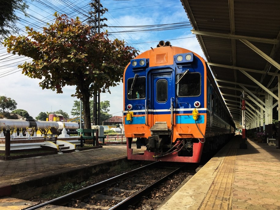 Tajlandia: Na pociąg spadł dźwig budowlany. Wiele ofiar śmiertelnych i rannych /Shutterstock