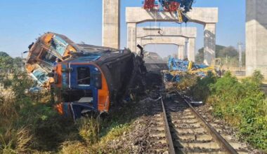 Tajlandia. Wypadek pociągu: Dźwig spadł na wagon. Wiele ofiar śmiertelnych i rannych