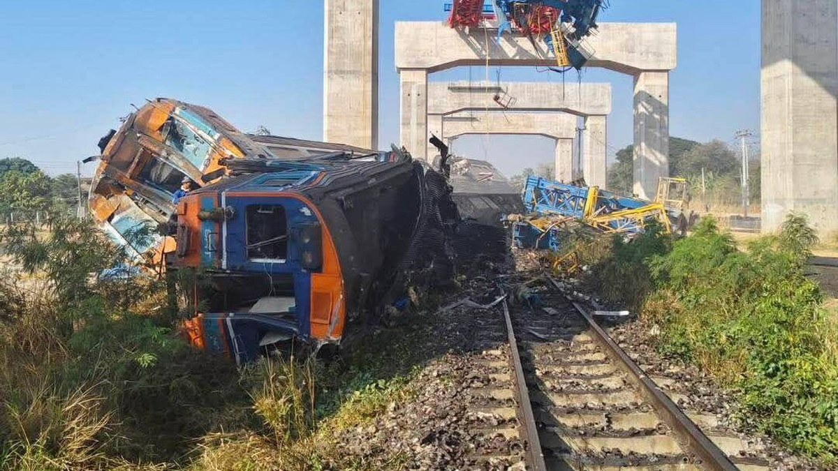 Tajlandia. Wypadek pociągu: Dźwig spadł na wagon. Wiele ofiar śmiertelnych i rannych