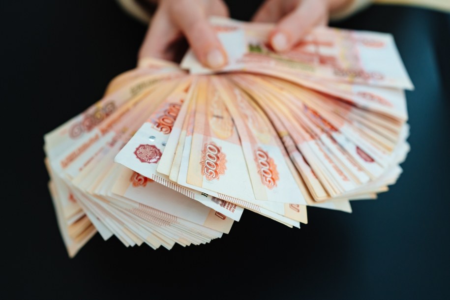 Ubiegłoroczne dochody Rosji ze sprzedaży ropy naftowej i gazu były najmniejsze od czasu pandemii /Shutterstock