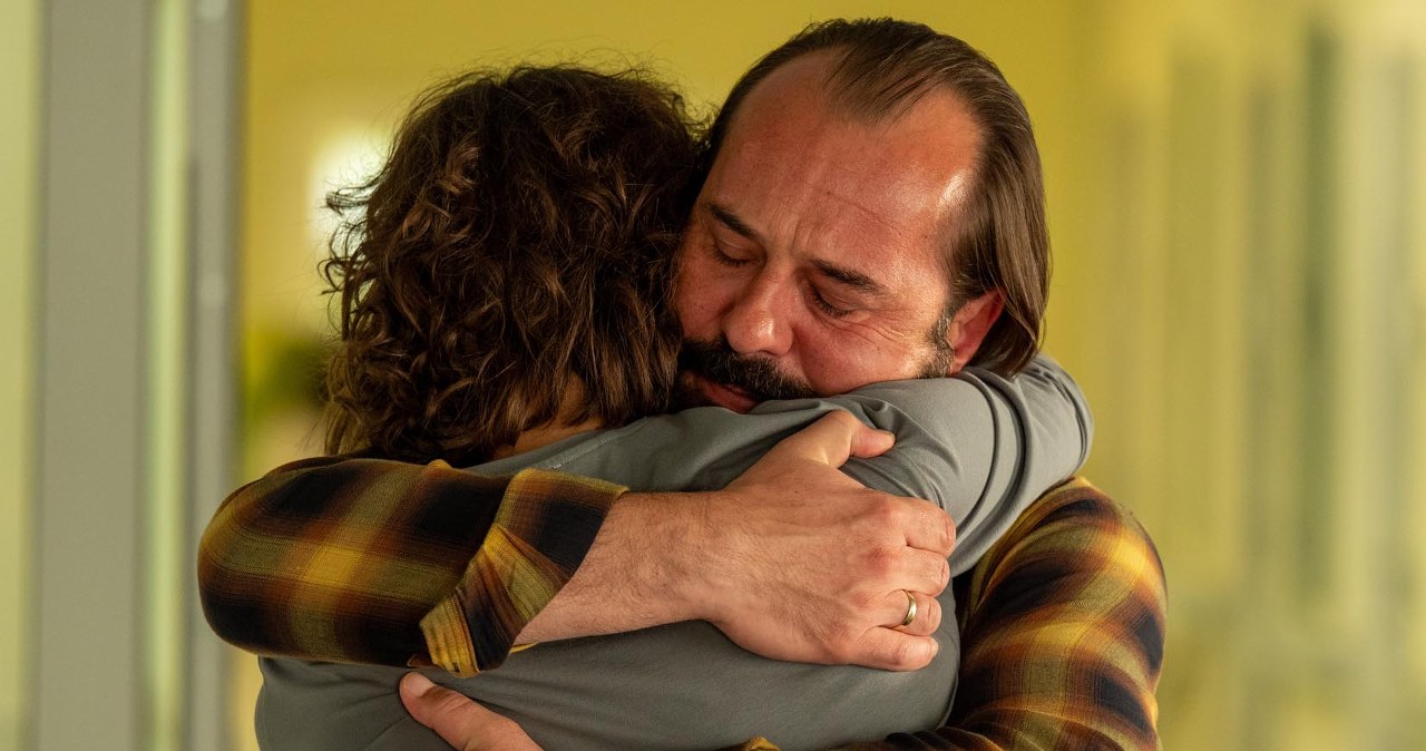 Borys mocno przytuli Romea i zapewni go, że może na niego liczyć w każdej sprawie /Źródło: AIM