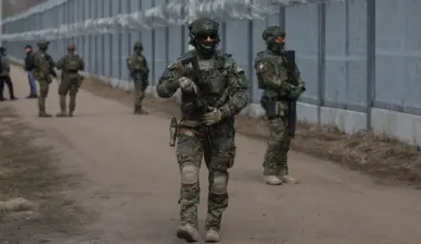 Żołnierze na granicy państwowej Polski z Białorusią