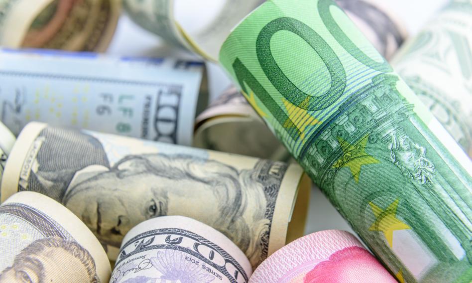 Złoty pozostaje „przyklejony” do euro. Dziś poznamy decyzję RPP