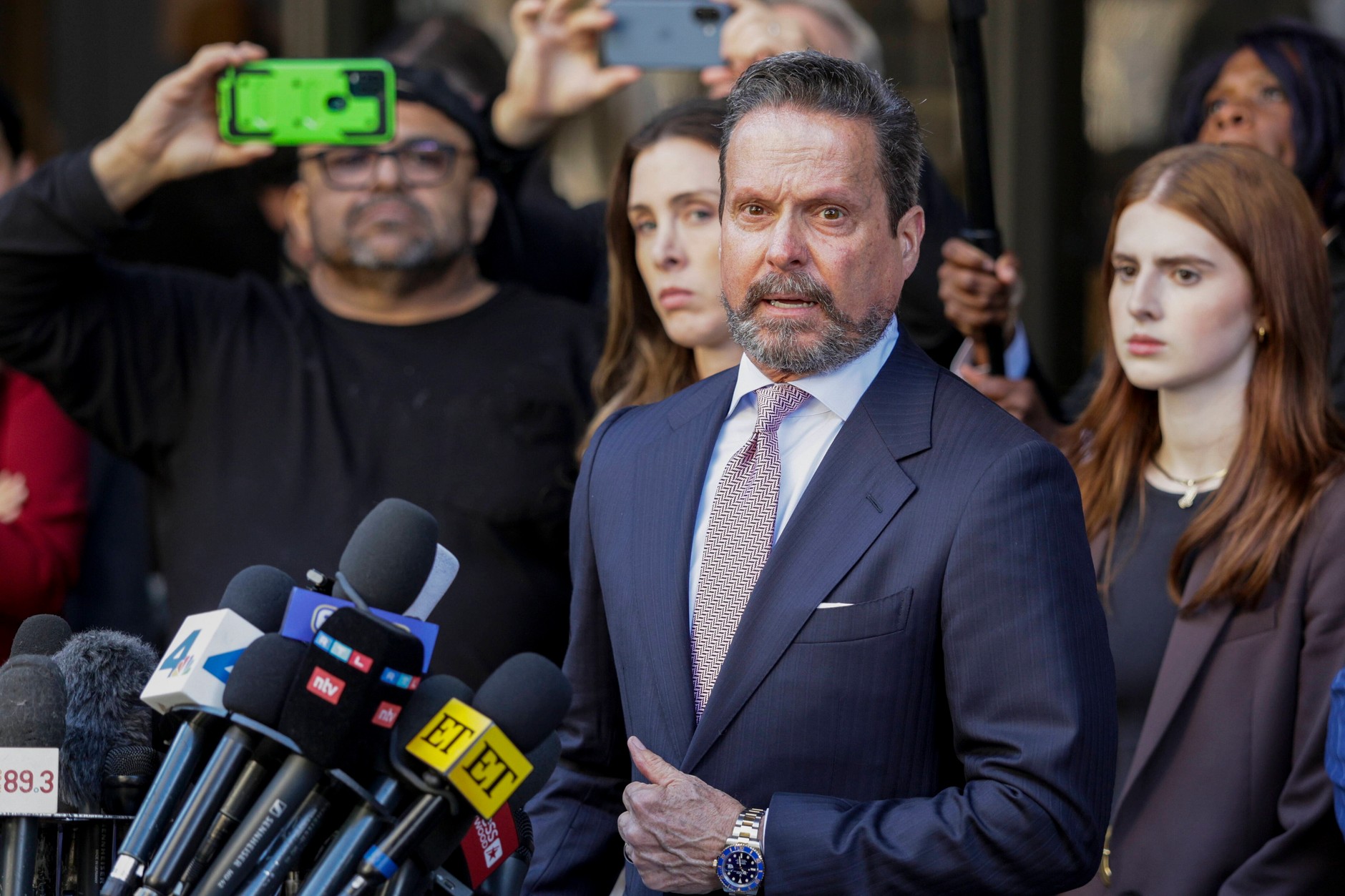 Adwokat Alan Jackson sfotografowany podczas wygłaszania oświadczenie po rezygnacji z funkcji adwokata Nicka Reinera w sądzie karnym w Los Angeles w Kalifornii, 7 stycznia 2026 r. 