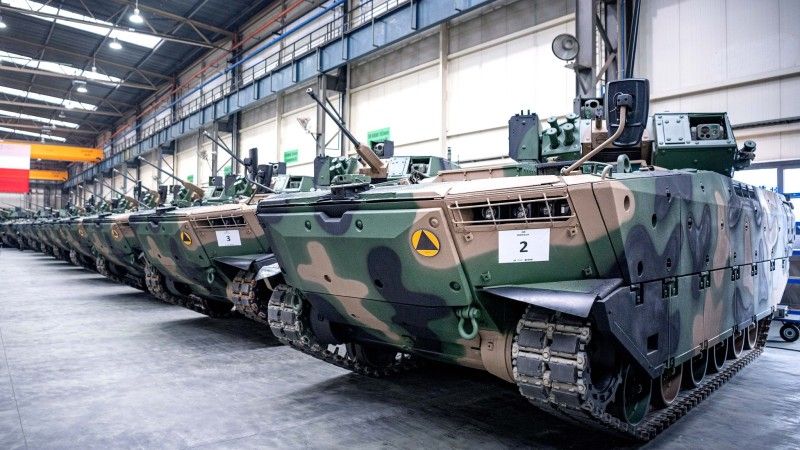 Uroczystość przekazania Wojsku Polskiemu pierwszej partii bojowych wozów piechoty Borsuk w Hucie Stalowa Wola, 4 grudnia 2025 roku.