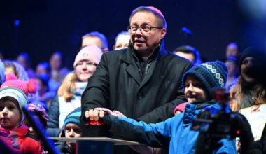 Metropolita Krakowski kard. Grzegorz Ryś przed Oknem Papieskim w Krakowie przy ulicy Franciszkańskiej, grudzień 2025