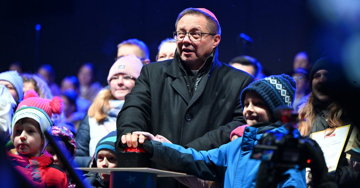 Metropolita Krakowski kard. Grzegorz Ryś przed Oknem Papieskim w Krakowie przy ulicy Franciszkańskiej, grudzień 2025