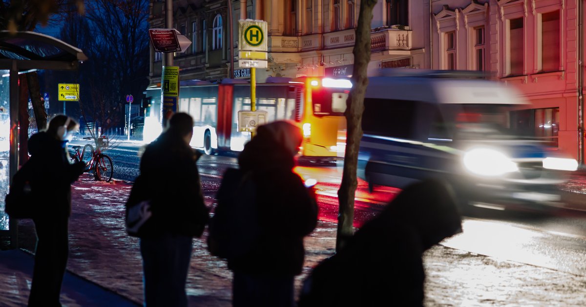 Ludzie czekają na przystanku autobusowym podczas przerwy w dostawie prądu w południowo-zachodniej części Berlina, 6 stycznia 2026 r.