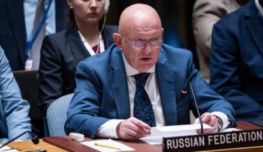 Stały przedstawiciel Rosji przy ONZ, Wasilij Niebienzia, podczas posiedzenia w garniturze i okularach siedzi przy stole z tabliczką z nazwą swojego kraju.