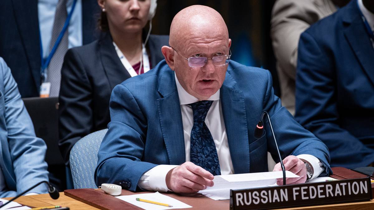 Stały przedstawiciel Rosji przy ONZ, Wasilij Niebienzia, podczas posiedzenia w garniturze i okularach siedzi przy stole z tabliczką z nazwą swojego kraju.