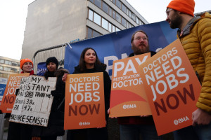 Czternasty strajk lekarzy i ostra reakcja rządu. Spór o płace narasta