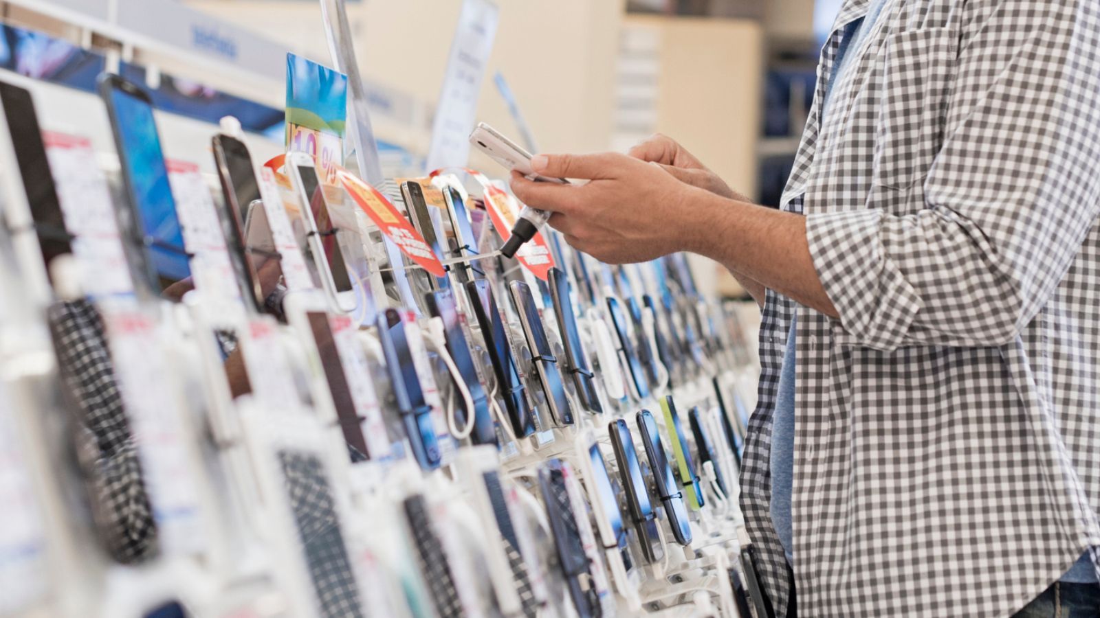 Obowiązkowa opłata dla posiadaczy laptopów i smartfonów. W Polskę ruszyły kontrole