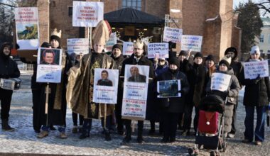 Symboliczny protest pod poznańską katedrą