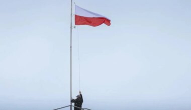 Zwyczaj ustanowiony przez prezydenta Nawrockiego zainaugurowany. Zmieniono flagę na Pałacu Prezydenckim
