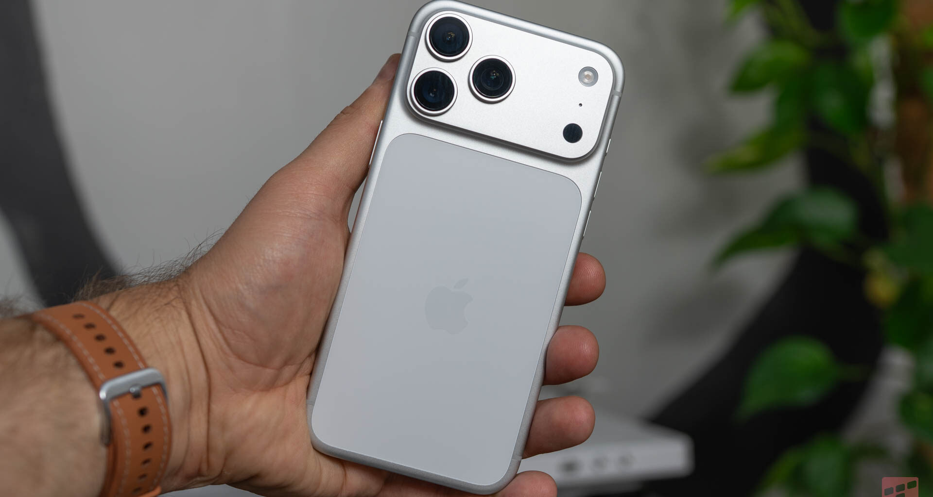 Dziwne awarie iPhone'ów. Puchną w powietrzu, naprawiają się na ziemi