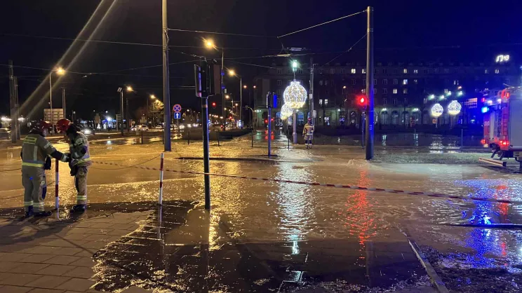 Na Placu Centralnym pękła rura wodociągowa