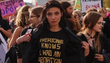 By umniejszyć swoją winę, robili z niej „wariatkę i alkoholiczkę”. Potężna kara dla policji