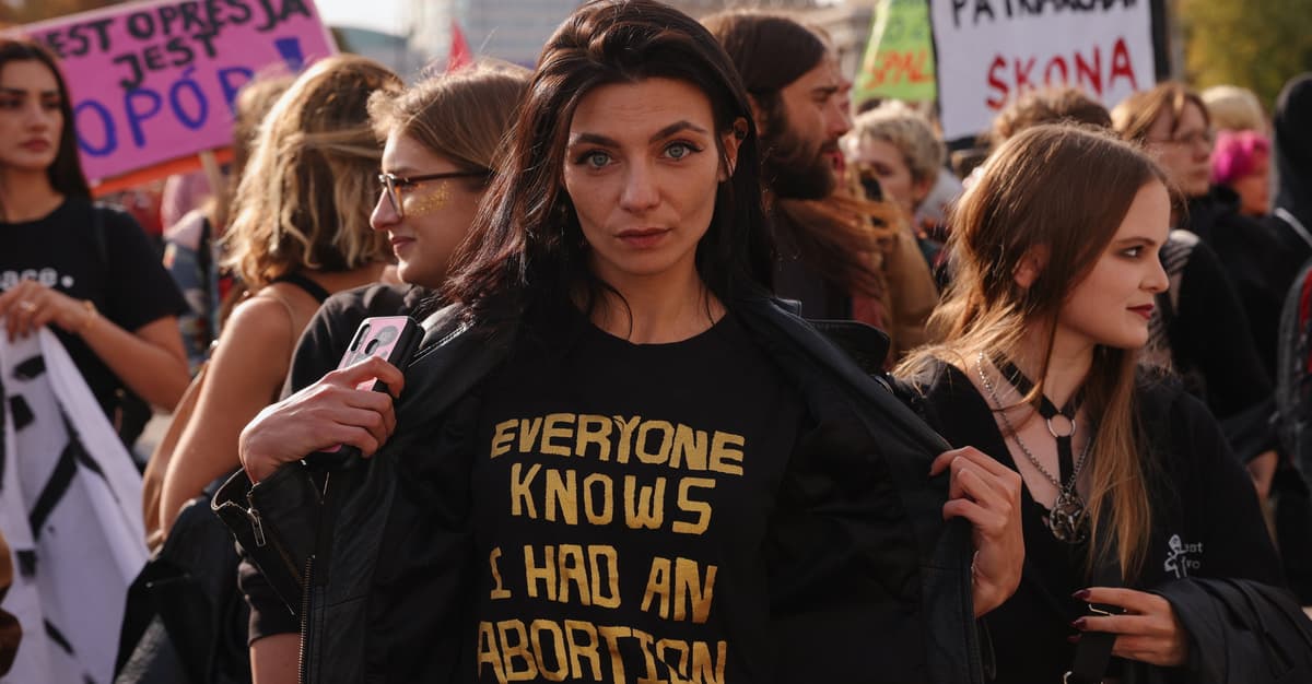 By umniejszyć swoją winę, robili z niej „wariatkę i alkoholiczkę”. Potężna kara dla policji