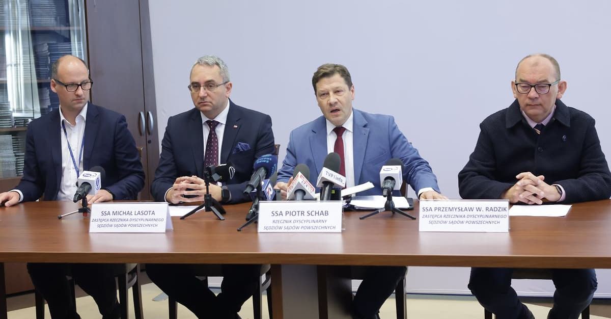 Zarzuty karne dla Schaba, Radzika i Lasoty. Za nękanie sędziego Żurka dyscyplinarkami