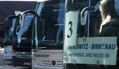 Na mrozie 5 godzin, w środku nocy". Jak wygląda wycieczka do Auschwitz
