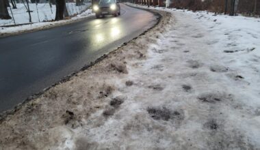 Lodowisko na drodze i chodniku. „Było dość czasu, żeby je odśnieżyć i zadbać o ich stan”